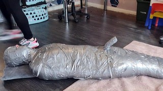 Sexy mumifikovaný klient Domme! – BDSM, Bondage, Lepicí Páska, Fetish, Domme, Findom, Femdom