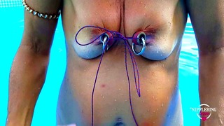 Nippleringlover Svázání bradavek venku v bazénu – Provaz přes obrovské propíchnuté bradavky – Mučení bradavek