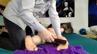 Geölte Füße einer Sklavin leiden unter dem Kitzeln der Haarbürste