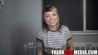 Freakmob Hardcore- Ze slaagde niet voor haar pistest, dus dumpte hij het op haar gezicht!