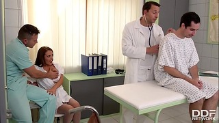 klinik üçlü ile Milf Doktor Dominica Phoenix Çifte Penetrasyona Yol Açıyor