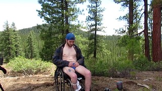 Guy en fauteuil roulant camping solo et excitée