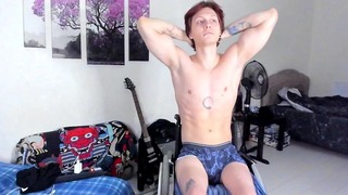 Горячий парень в инвалидной коляске красиво дрочит и испытывает оргазм