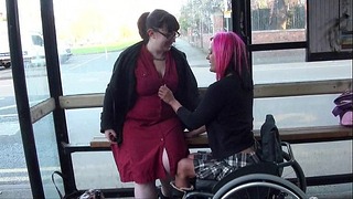 Leah Caprice와 그녀의 레즈비언 애인이 버스 정류장에서 깜박입니다.