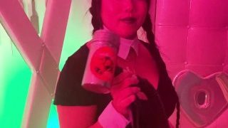 Miss Mara comme mercredi Addams // Halloween Cosplay Costume dans un donjon