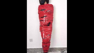 Nana gemummificeerd met rode plastic tape en daarna gespeeld voor orgasmes