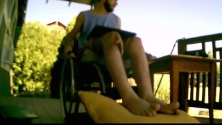 車椅子で礼拝する麻痺した足