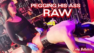 Pegging His Ass Raw - Lady Bellatrix spinge il suo strap-on nello schiavo nel teaser del dungeon