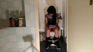 Seksi Goth Teen Pee & S. Sambil Bermain Dengan Telefonnya Pt2 HD