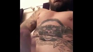 Tetovált szakállas hajléktalan férfi rántja meg