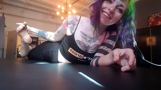 Pose. Gadis Emo Goth Menunjukkan Tapak Kotor Dalam A BDSM Penjara