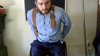 Chlap na invalidním vozíku se převléká, nohy křeče