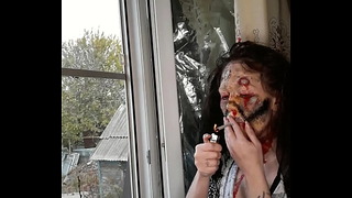 Żona pali papierosy do makijażu Zombie
