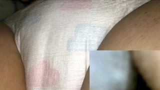 013 布団に入っておむつにおねしょ たくさんおしっこが出て漏れちゃいます