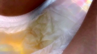 おねしょおむつに ぐっしょりおしっこ