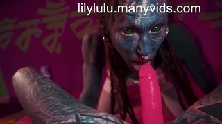 Alien Trans Lily Lulu wird von Anuskatzz gefickt – einem stark tätowierten Paar