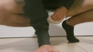 Homem adulto escondendo seu fetiche de fraldas Abdl sob a capa