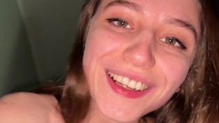 Stłumione krzyki - Nastolatka z college'u uprawia ostry seks w miejscach publicznych