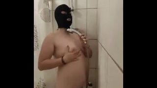 Garota escrava de fraldas sexy, brinca com o corpo no chuveiro.