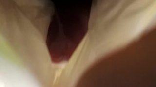 Сисси трахает внутреннюю часть подгузника до оргазма