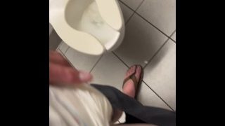 Frottage de couches dans les toilettes publiques détrempées