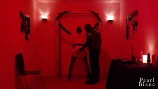 Pisket, pisket, nævede og dobbelt kneppet på BDSM klub