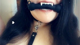 Vampir sabbert mit einem Knochenknebel in meinem Mund