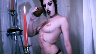 Vampire Goth играе със свещи