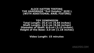 Alice Hatter tester den håndlagde "Evil Dolphin" størrelse L med ekstra anal fisting Twt022