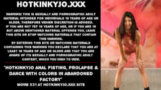 Hotkinkyjo anale vuistneuken, verzakking en dans met kleuren in een verlaten fabriek