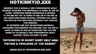 Hotkinkyjo w krótkiej koszuli, samodzielny Fisting analny i wypadanie na pustyni