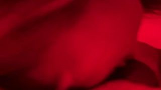 Monika Fox slordige pijpbeurt en vuistneuken in de rode kamer