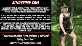 La sexy rubia Robin Hood prolapso y auto-fisting anal en el bosque